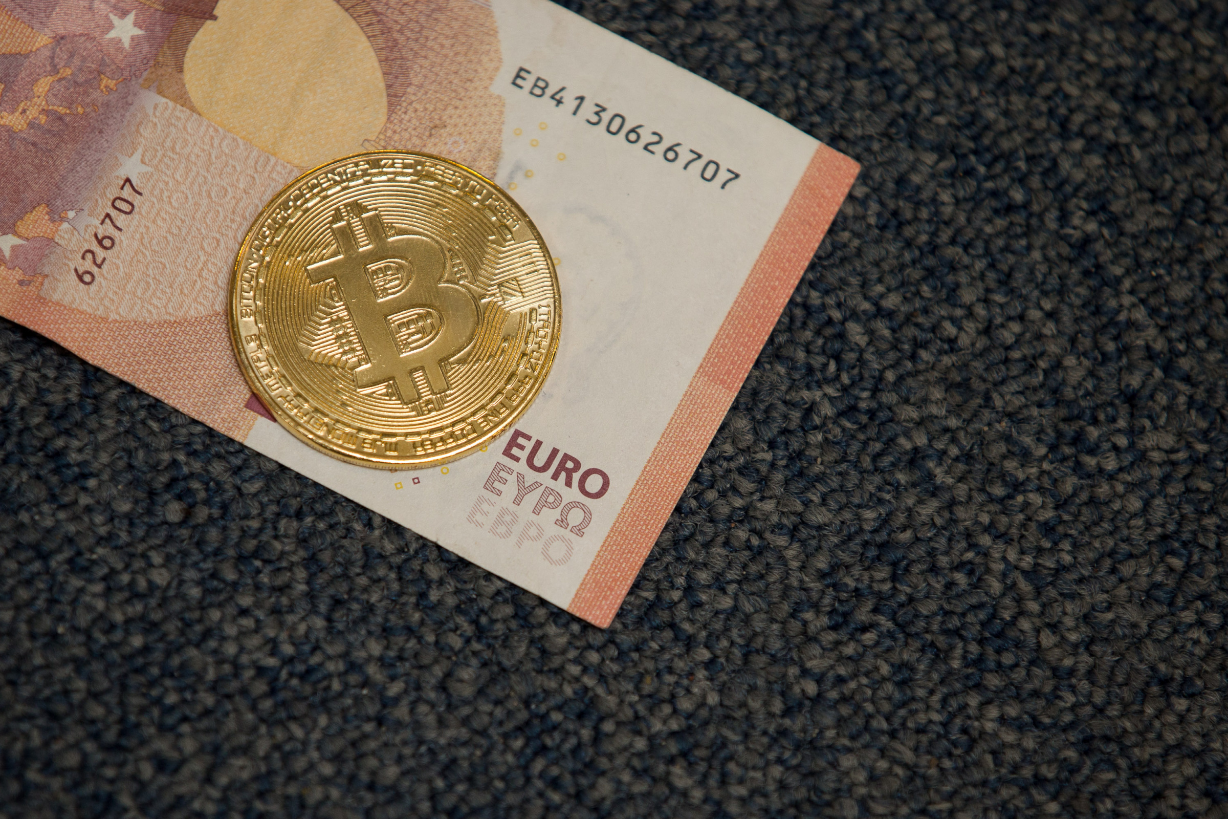 Investavimas į Kriptovaliutas: Kaip Nusipirkti Bitcoin, Etherium?