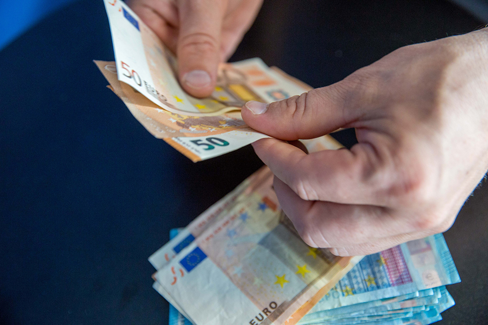 Nusikaltėliai rado naują būdą praturtėti – Lietuvoje plinta netikri pinigai Netikrų pinigų prekyba