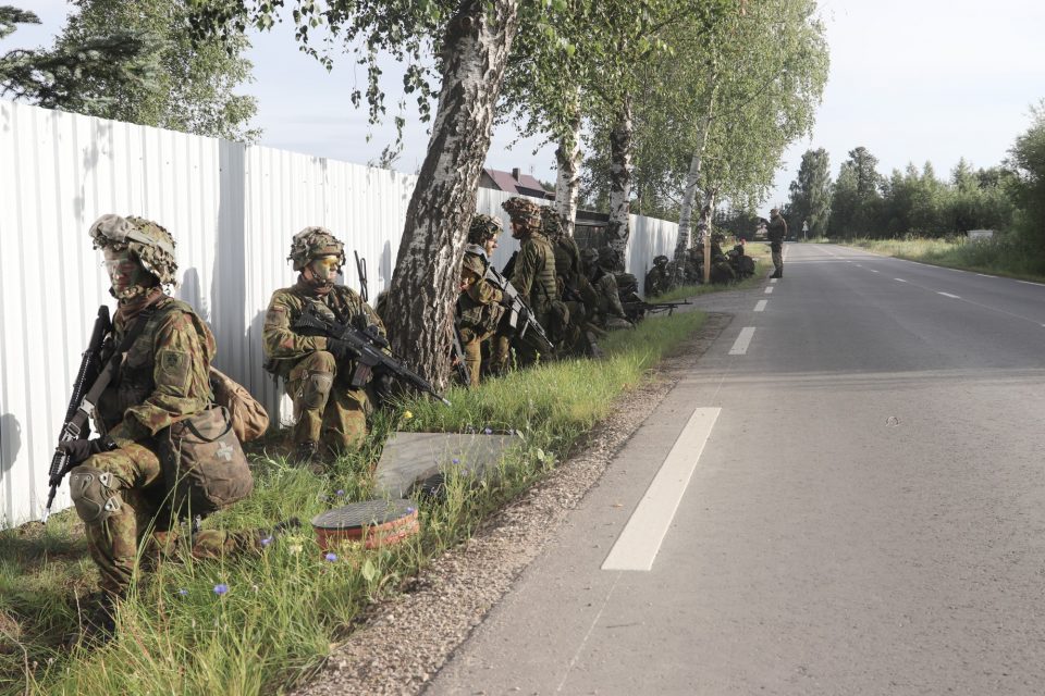 Panevėzyje Tesiasi Karinės Pratybos Kariai Vykdo Objektų Puolimo Operacijas