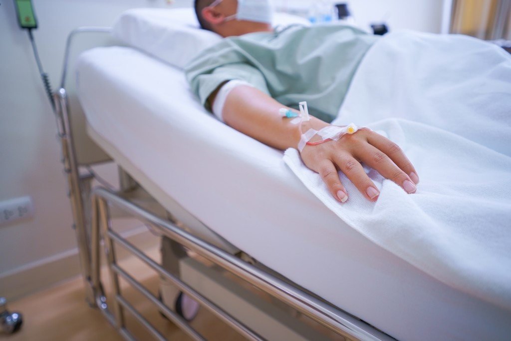 Фото девушки руки в больнице на кровати