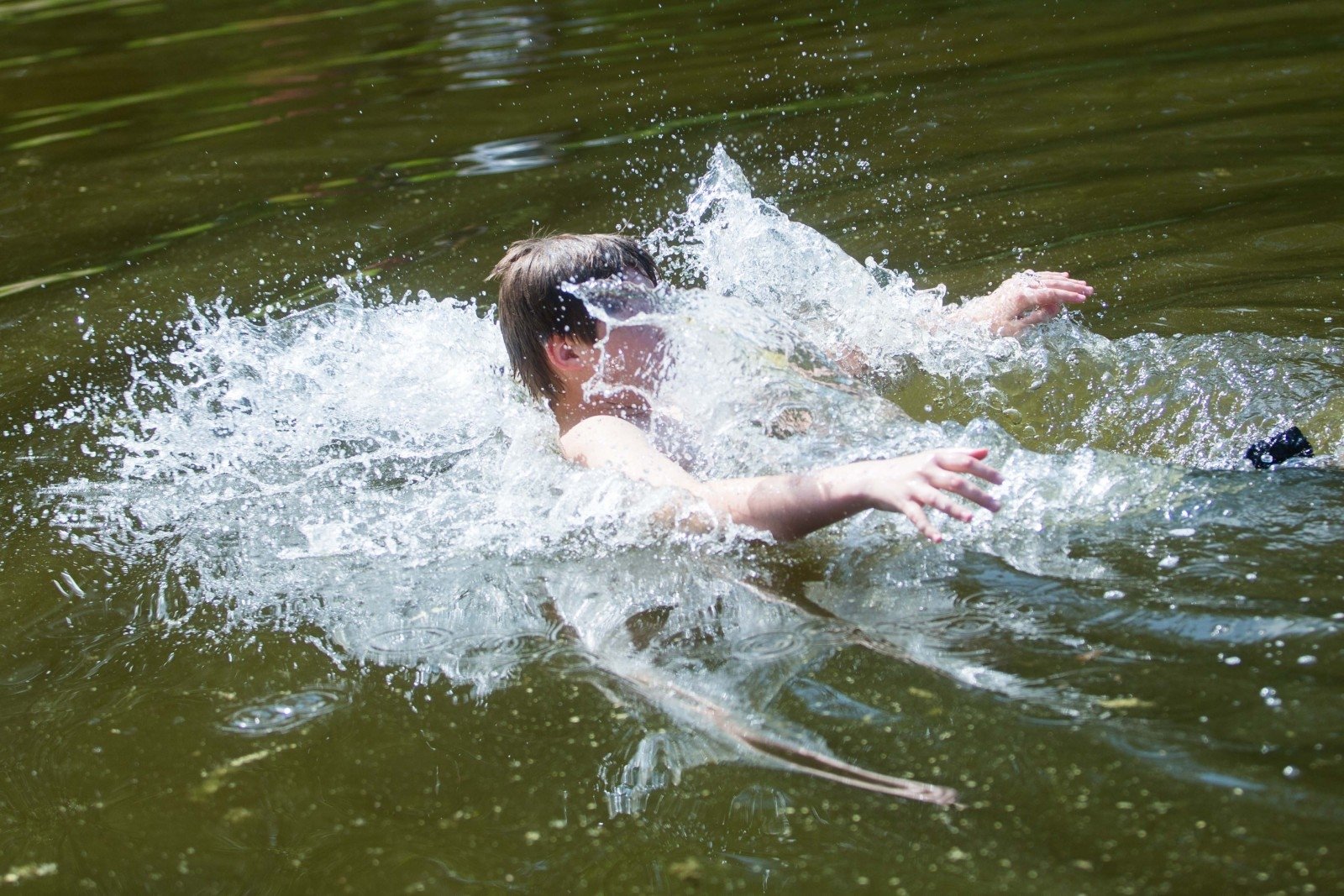 Купаться в реке видео. Купание в реке. Мальчики купаются в реке. Пацаны купаются.