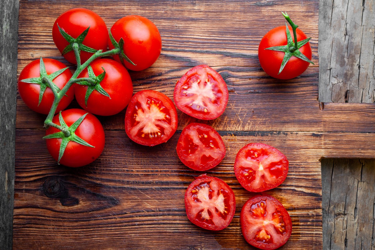 un nutrizionista ha rivelato perché mangiare pomodori fa bene